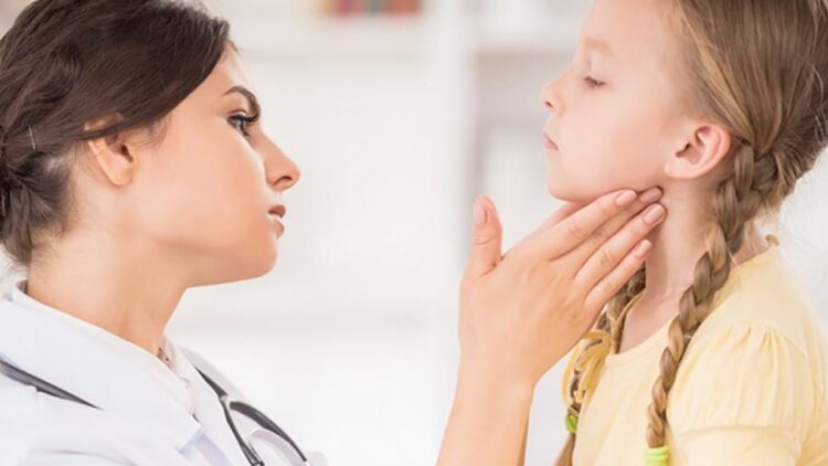 Осмотр и лечение ребенка от мононуклеоза