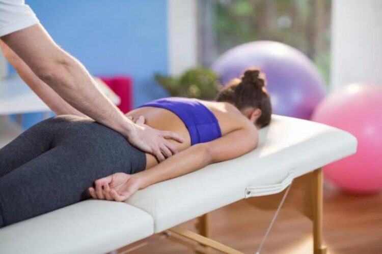В основе мануальной терапии при воспалении седалищного нерва лежит глубокая проработка мышц