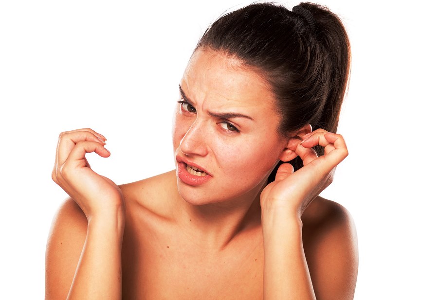 Зуд в ушах – один из самых неприятных симптомов, избавиться от которого удается не сразу