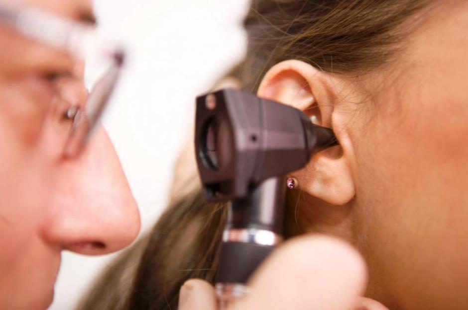 Врач-отоларинголог определит причину зуда в ушах, назначит лечение